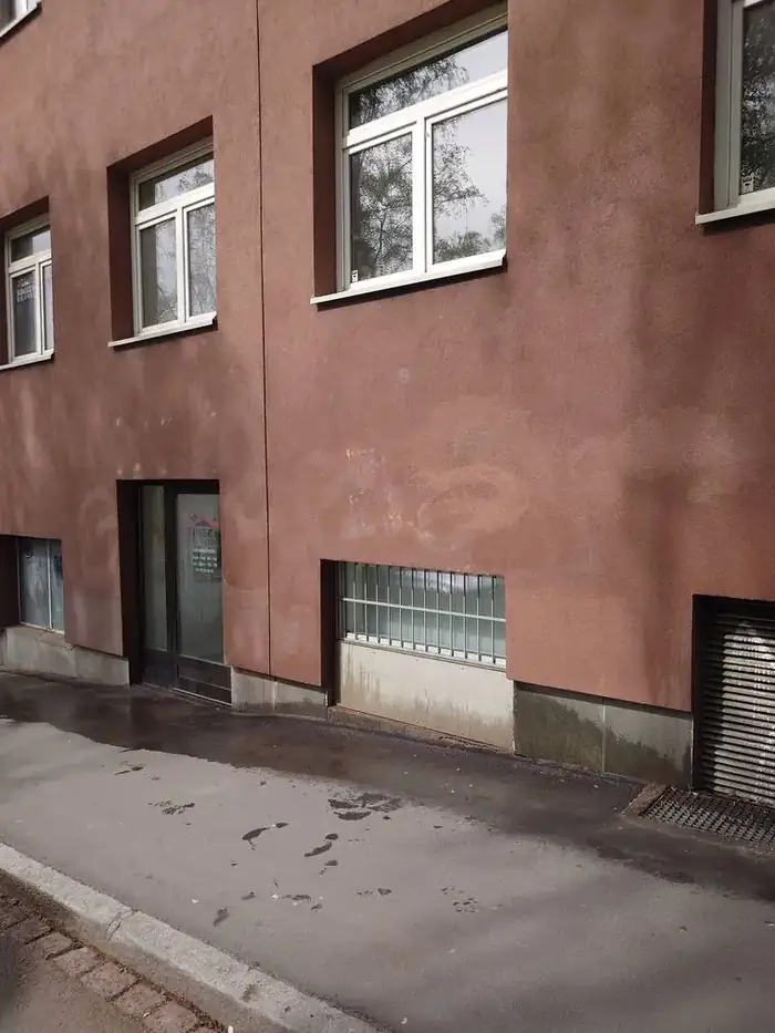 Samme fasade etter grafittifjerning