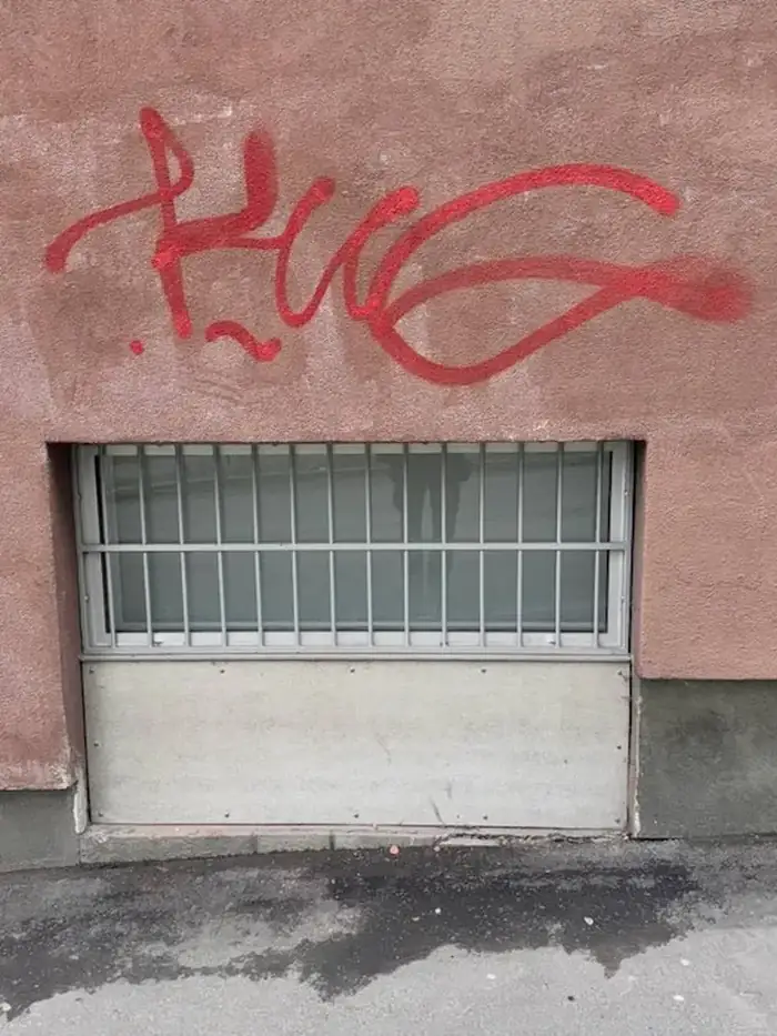 Tagging på pusset fasade