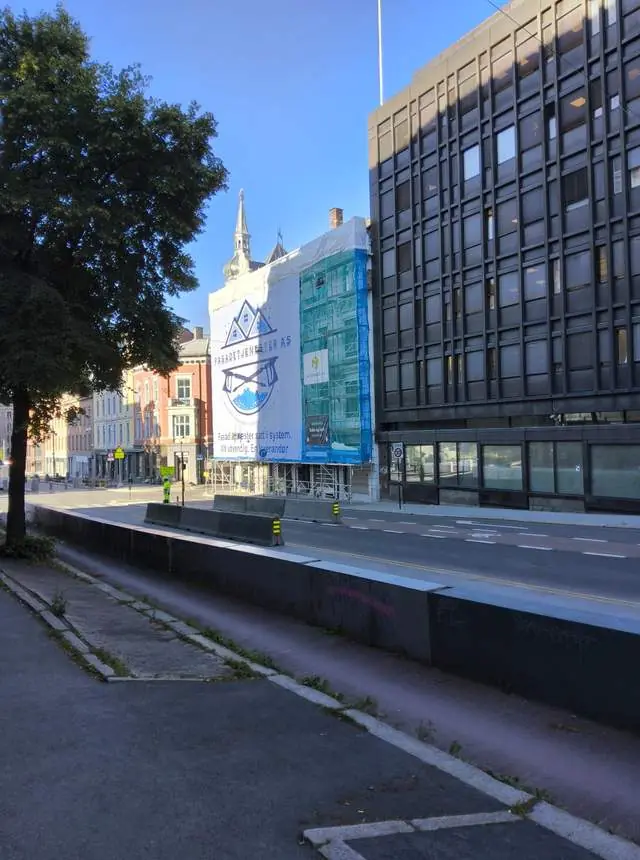 Vintersikring av bygg — snørydding av tak og istappfjerning