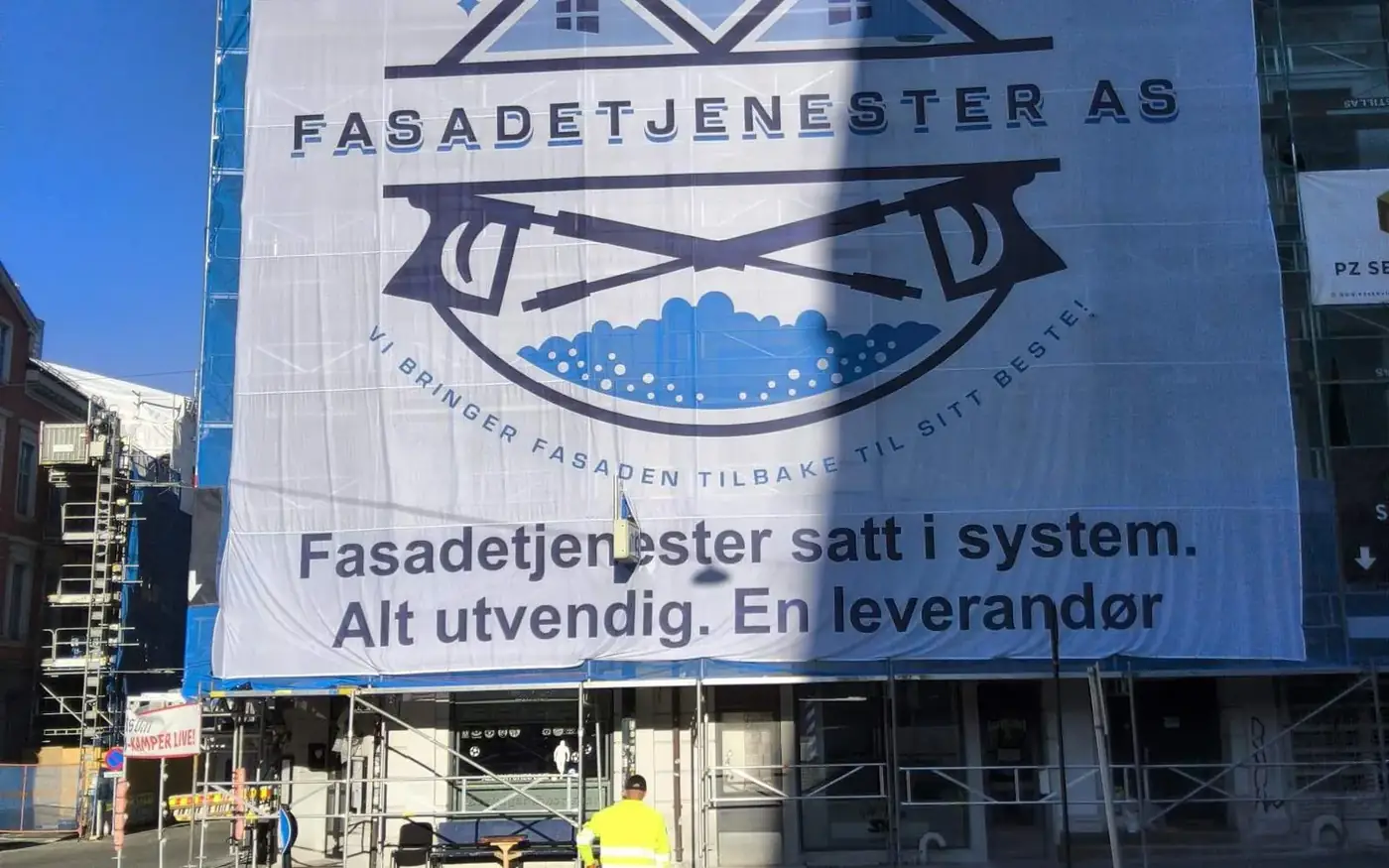 Fasadetjenester AS — banner på stillas i Oslo